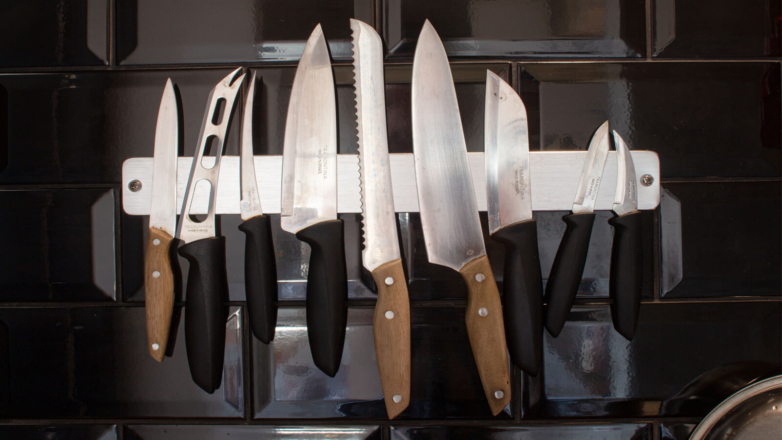 Magnetyczne uchwyty na noże w kuchni